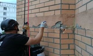 Обследование фасада здания в Кохме в октябре